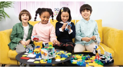 Estudiantes construyendo modelos AIKIRO