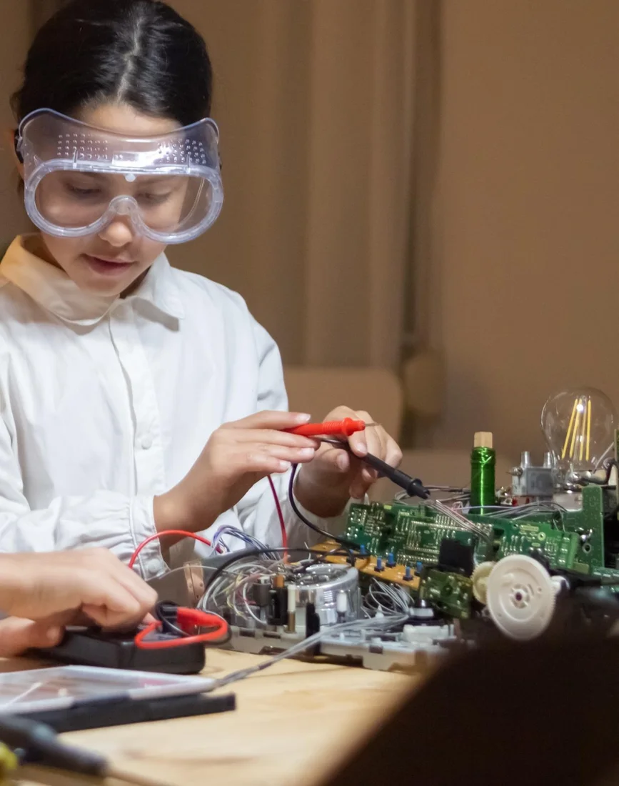 Estudiante realizando una actividad de aprendizaje
